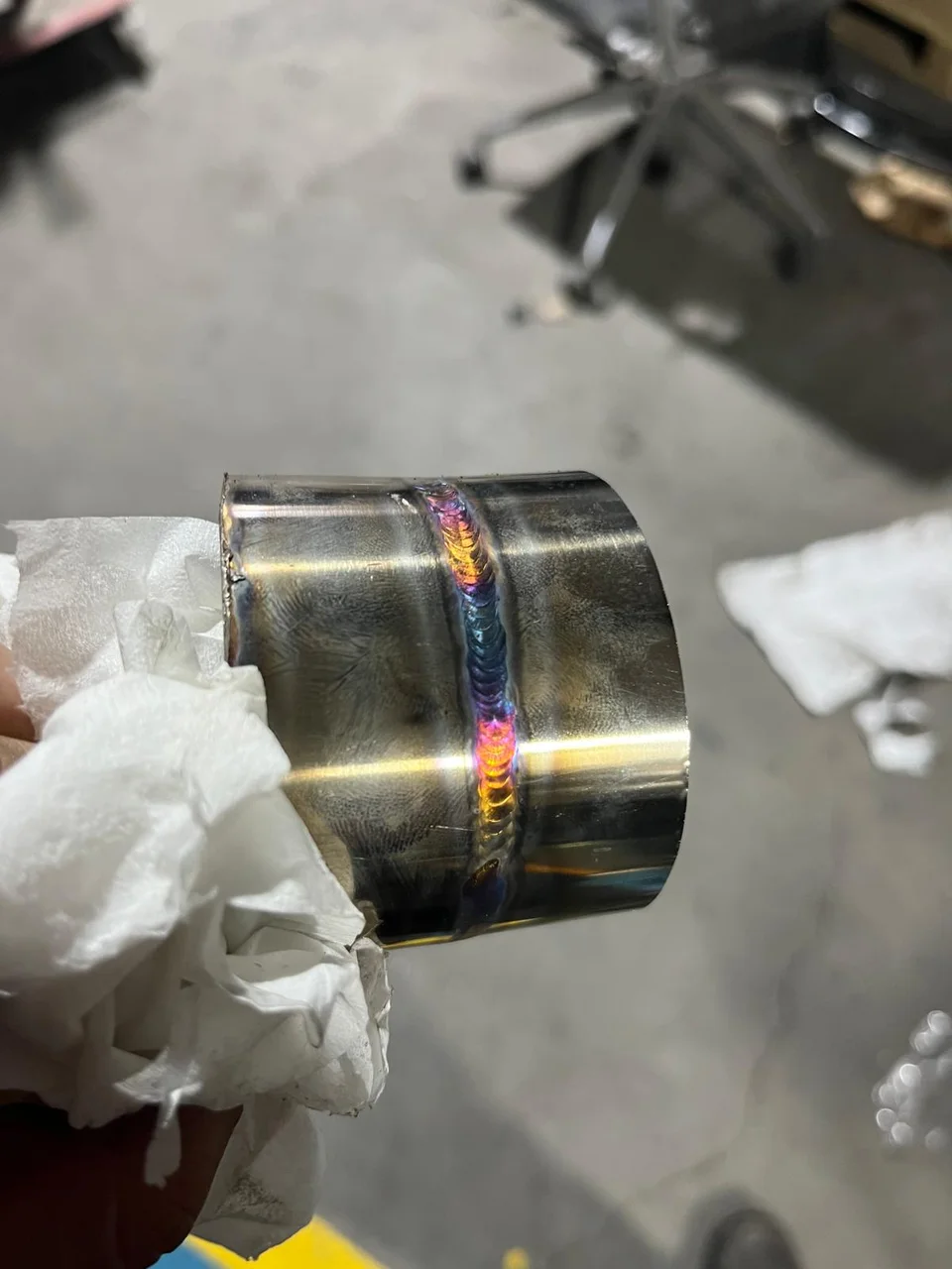 Detalle del cordón de soldadura en una pieza de acero