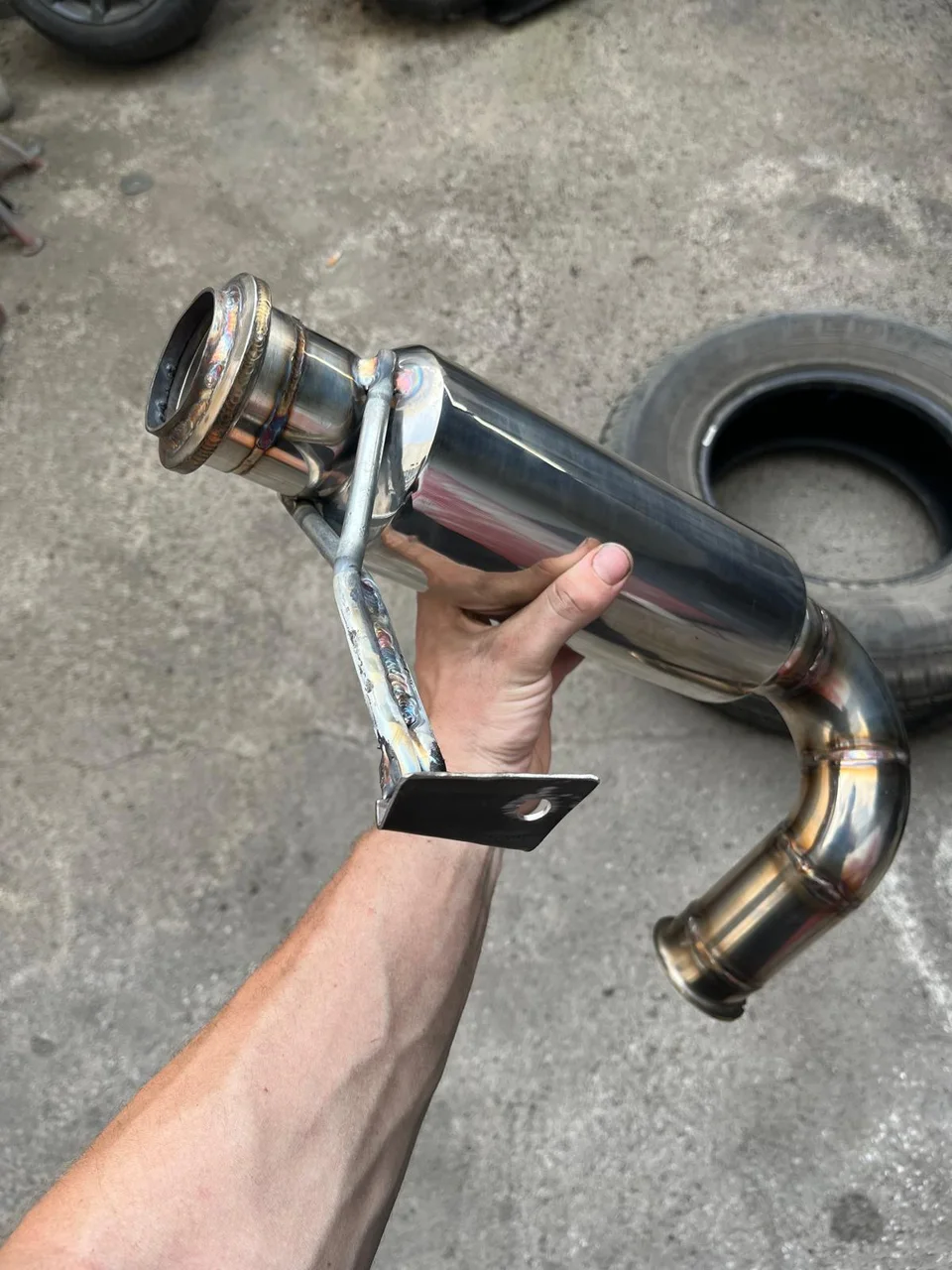 Pieza de escape fabricada a medida con sus soportes