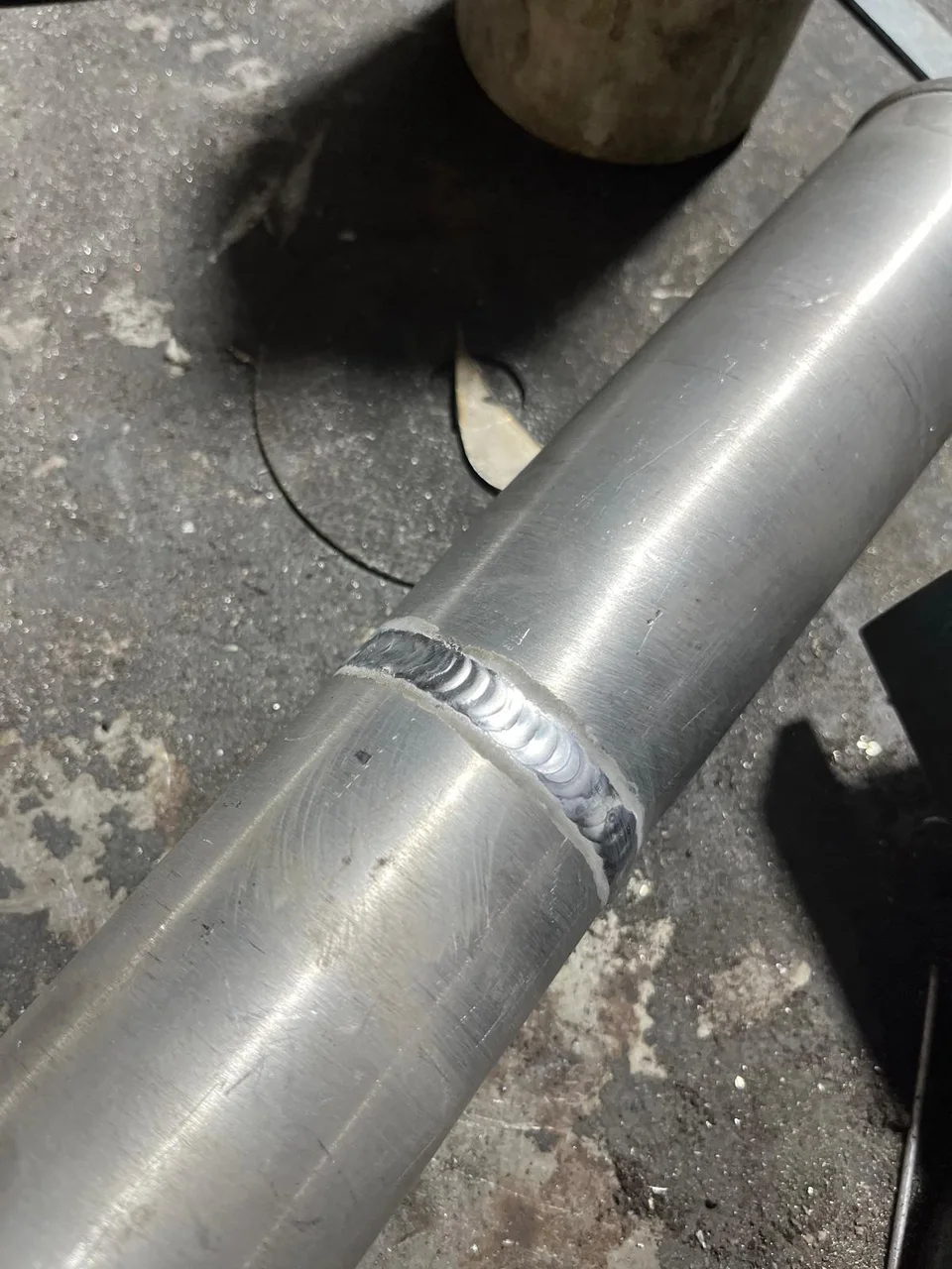 Cordón de soldadura sobre un tubo de aluminio