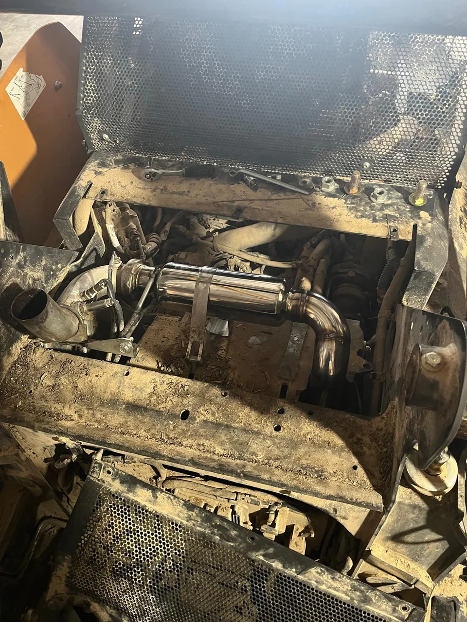 Silenciador adaptado al interior de una máquina