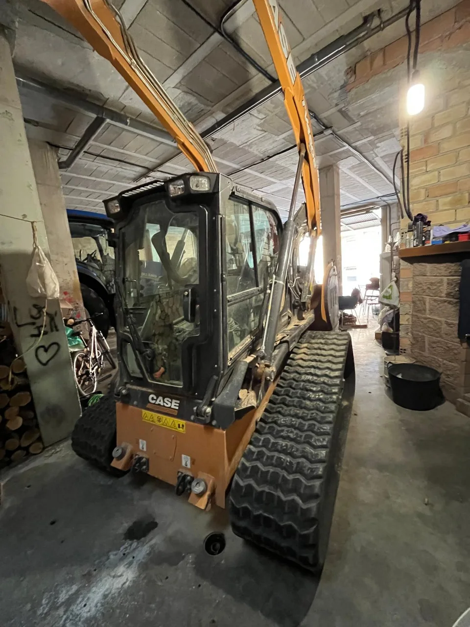 Miniexcavadora CASE en el taller