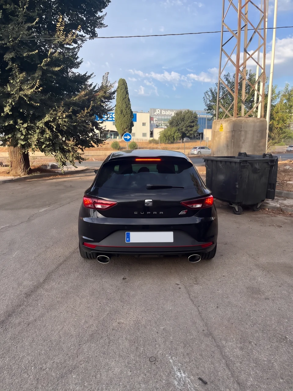 Vista trasera de un SEAT Cupra con dos salidas de escape